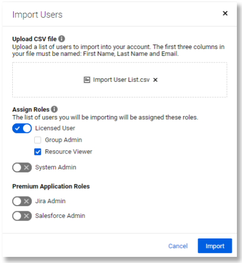 Boîte de dialogue Importer des utilisateurs indiquant l’interface de téléchargement et bascules d’attribution des rôles